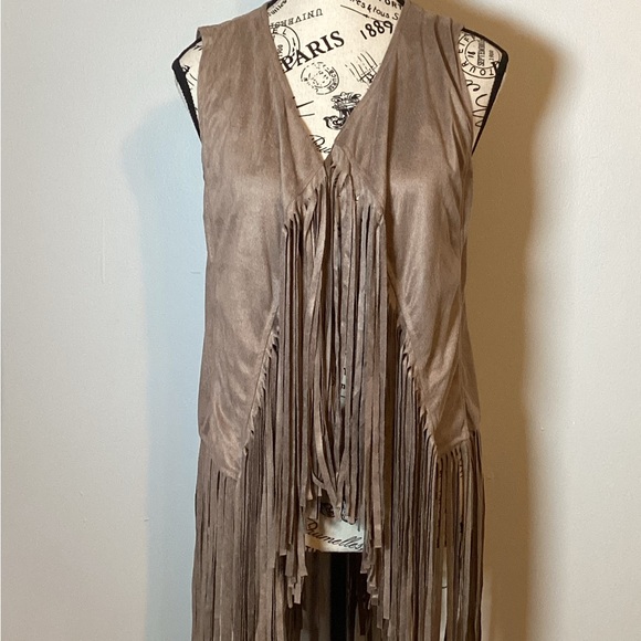BOHO FAUX SUEDE FRINGE VEST TAUPE HIPPIE FESTIVAL SIZE LARGE BRAND NEW ☮️ - Picture 1 of 8